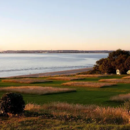 La Chaumiere Отель 4*