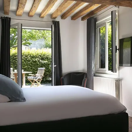 Отель La Chaumiere 4*